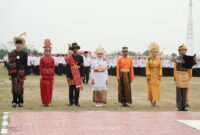 Sejumlah ASN Pemprov Kepri mengenakan pakaian adat dari sejumlah daerah di Indonesia membacakan ikrar sumpah pemuda pada upacara Peringatan 98 Tahun Hari Sumpah Pemuda di halaman Kantor Gubernur Kepri, Dompak, Tanjungpinang, Rabu (28/10/2026). (Enji/DISKOMINFO KEPRI)