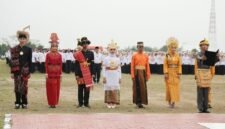 Sejumlah ASN Pemprov Kepri mengenakan pakaian adat dari sejumlah daerah di Indonesia membacakan ikrar sumpah pemuda pada upacara Peringatan 98 Tahun Hari Sumpah Pemuda di halaman Kantor Gubernur Kepri, Dompak, Tanjungpinang, Rabu (28/10/2026). (Enji/DISKOMINFO KEPRI)