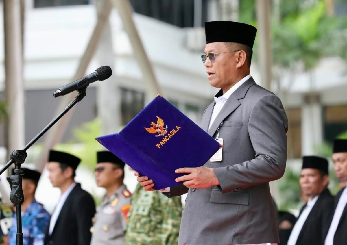 Sekda Batam Firmansyah saat memimpin upacara peringatan Hari Santri Nasional (HSN) 2026 di Dataran Engku Putri, Batam Centre, Kamis (22/10/2026)