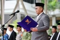 Sekda Batam Firmansyah saat memimpin upacara peringatan Hari Santri Nasional (HSN) 2026 di Dataran Engku Putri, Batam Centre, Kamis (22/10/2026)