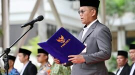 Sekda Batam Firmansyah saat memimpin upacara peringatan Hari Santri Nasional (HSN) 2026 di Dataran Engku Putri, Batam Centre, Kamis (22/10/2026)