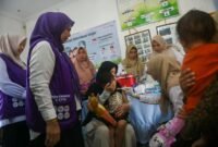 Ketua Tim Pembina Posyandu Provinsi Kepri, Dewi Kumalasari Ansar saat melakukan kunjungan kerja Tim Pembina Posyandu Provinsi Kepri dalam rangka pencanangan Bulan Imunisasi Kejar di Posyandu Saliara Perum Bukit Raya Jalan Ganet KM 12 Kelurahan Pinang Kencana, Kecamatan Tanjungpinang Timur, Rabu (21/10/2026). (Dilan)