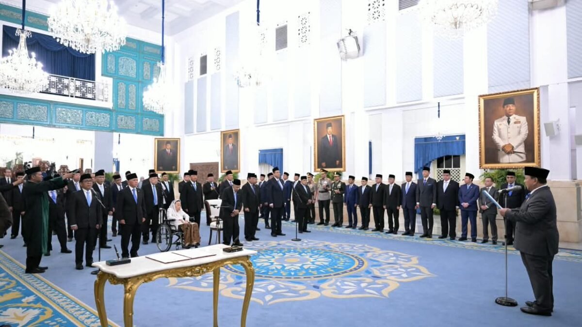 Presiden Prabowo Subianto resmi menangkat 26 anggota Dewan Pertimbangan Presiden (Wantimpres) Republik Indonesia pada Jumat (2/10/2026), di Istana Negara, Jakarta. (Foto: BPMI Setpres/Kris)