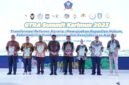 Penyerahan secara simbolis sertifikat tanah oleh para penerima  yang mewakili kabupaten/ kota se- Kepri.