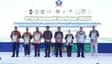 Penyerahan secara simbolis sertifikat tanah oleh para penerima  yang mewakili kabupaten/ kota se- Kepri.